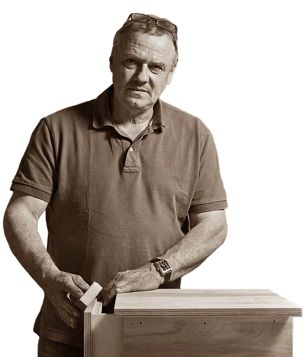 Über uns 1 Christoph von Lieres beim Bau eines Familienbettes