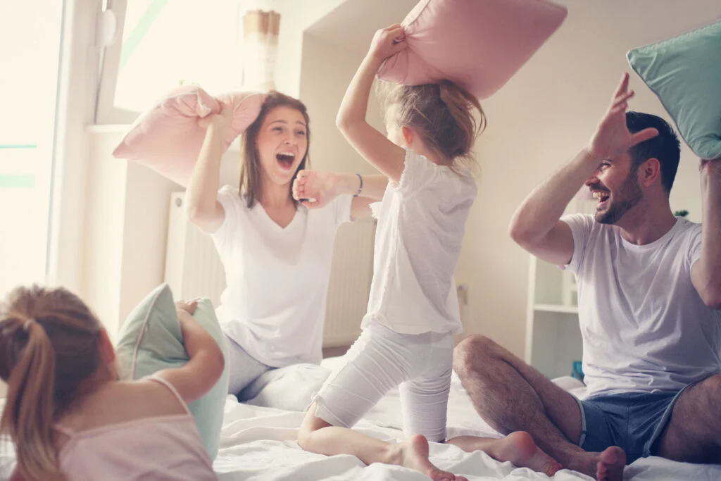 Startseite 2 Das Familienbett ist eine Möglichkeit, Eltern und Kinder nah beieinander schlafen zu lassen.