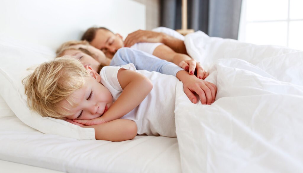 AdobeStock 320774634 Was haben das Familienbett und bedürfnisorientierte Erziehung miteinander zu tun?