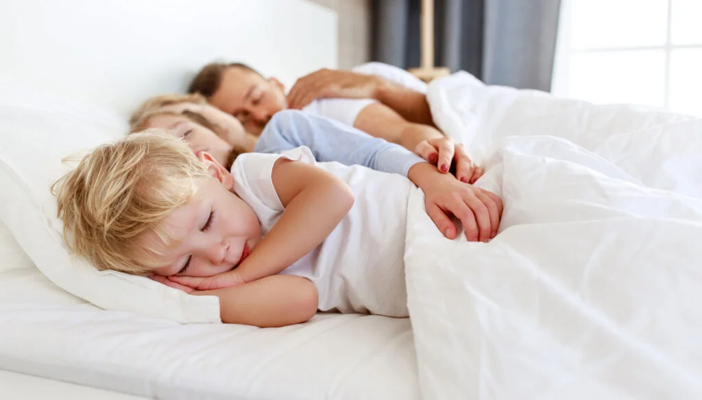 AdobeStock 320774634 Was haben das Familienbett und bedürfnisorientierte Erziehung miteinander zu tun?