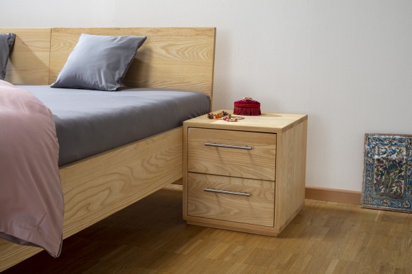 Nachttisch mit zwei Schubladen zur Befestigung am Bett