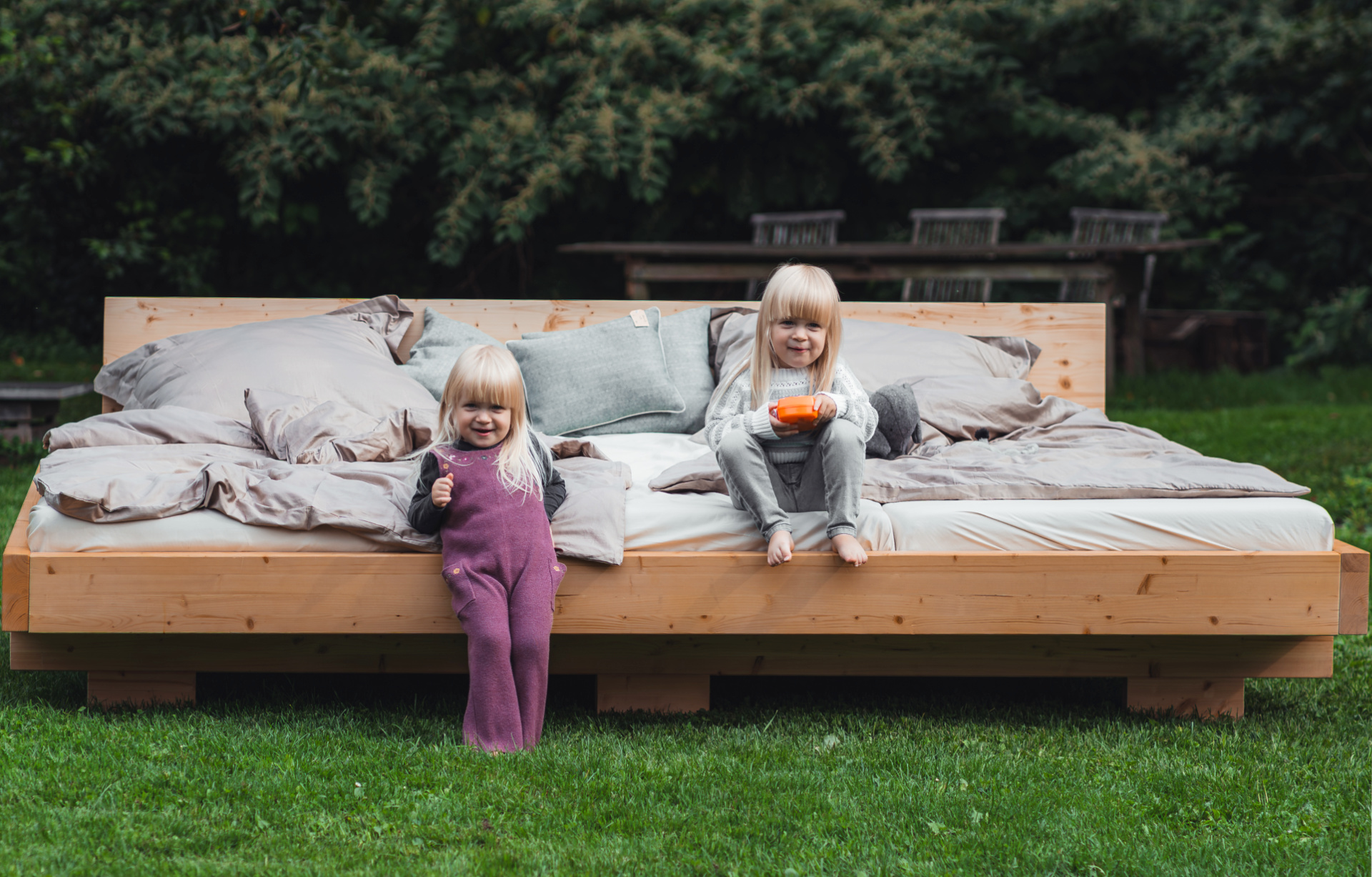 in Familienbett ist eine Schlafgelegenheit, die für die ganze Familie geeignet ist.