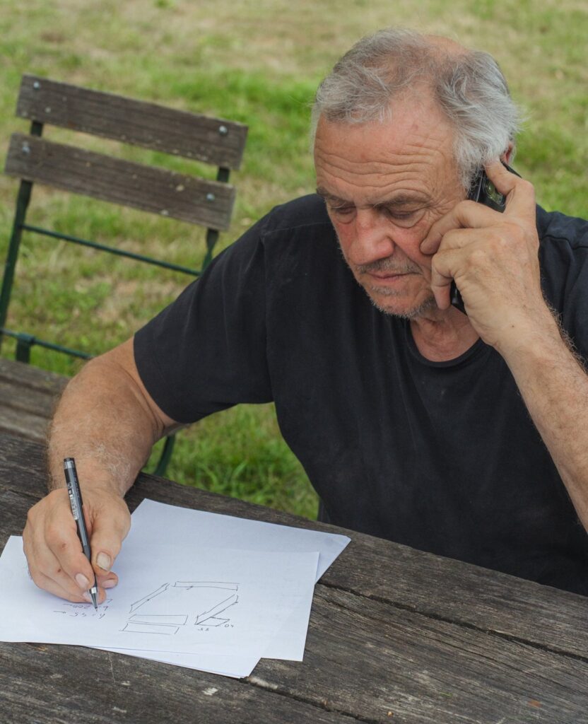 Christoph bei der Planung eines individuellen Familienbetts