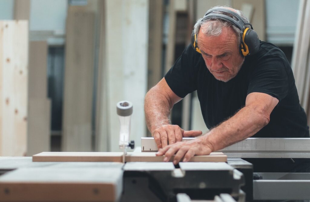 Christoph bei der Fertigung eines Möbelstücks in der WerkstattChristoph bei der Fertigung eines Möbelstücks in der Werkstatt