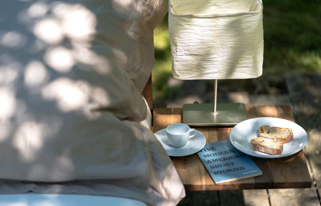 Nachttisch neben einem Familienbett mit Lampe und Tasse